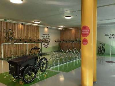 Modernes Fahrradparken in Schweden: neue Fahrradgarage am Mölndal Bahnhof