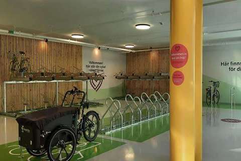 Modernes Fahrradparken in Schweden: neue Fahrradgarage am Mölndal Bahnhof