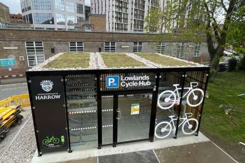Cycle Hub am Londoner U-Bahnhof Harrow on the Hill fördert Fahrradnutzung und Biodiversität