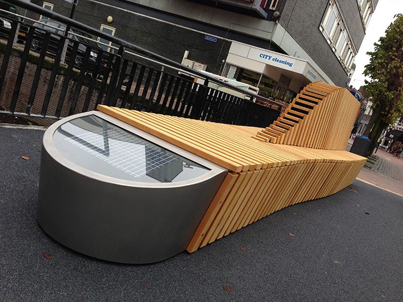 Spaceshuttle-Bank zu Ehren des Astronauten Wubbo Ockels