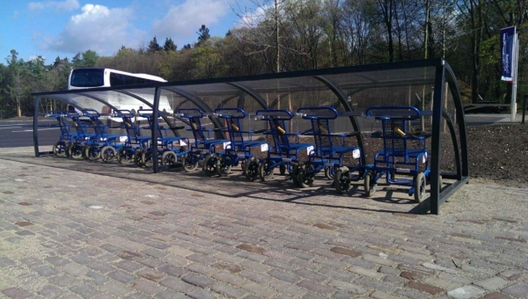 Kinderwagen- und Rollstuhlunterstand für Freilichtmuseum