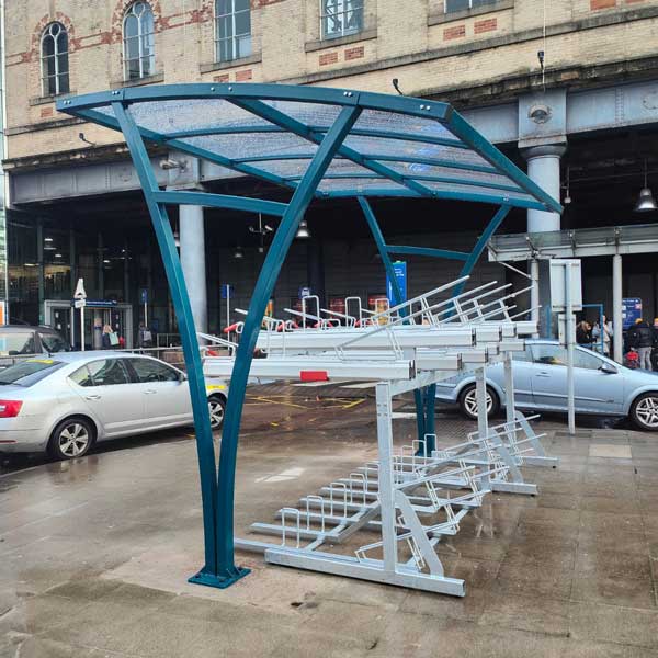 Fahrradparken an einem englischen Bahnhof