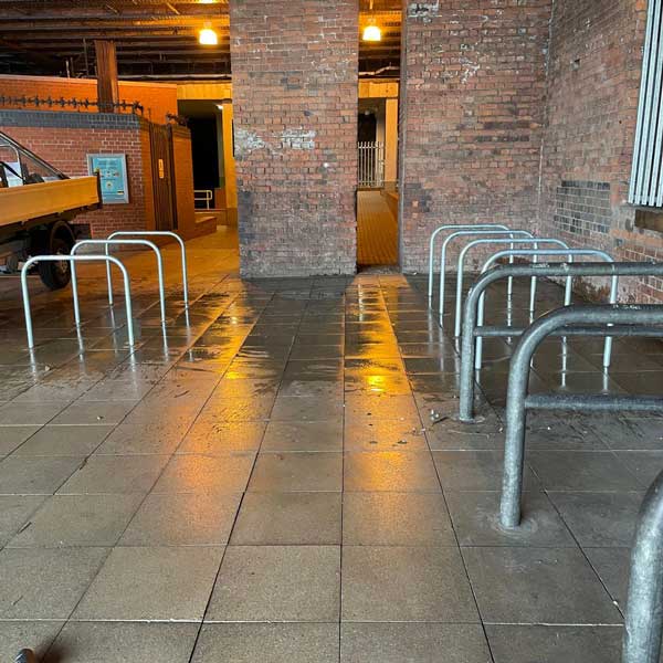 Fahrradparken an einem englischen Bahnhof