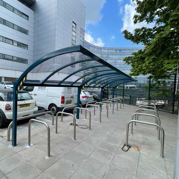 Fahrradparken an einem englischen Bahnhof