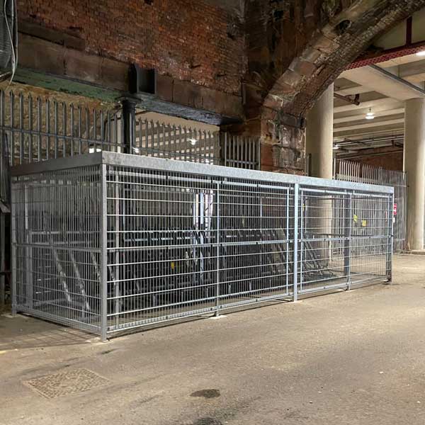 Fahrradparken an einem englischen Bahnhof