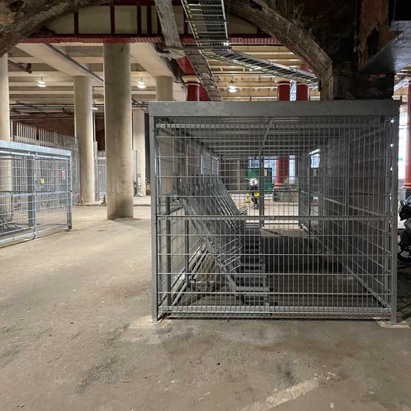 Fahrradparken an einem englischen Bahnhof