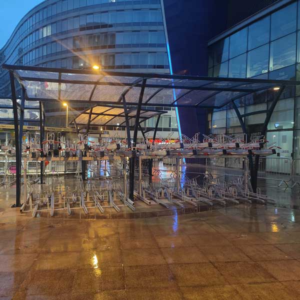Fahrradparken an einem englischen Bahnhof