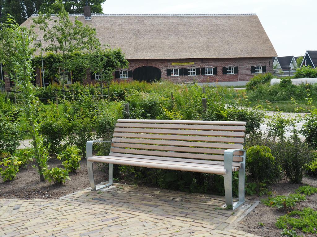 Jung und Alt zusammen auf Falco-Bänken im Generationengarten