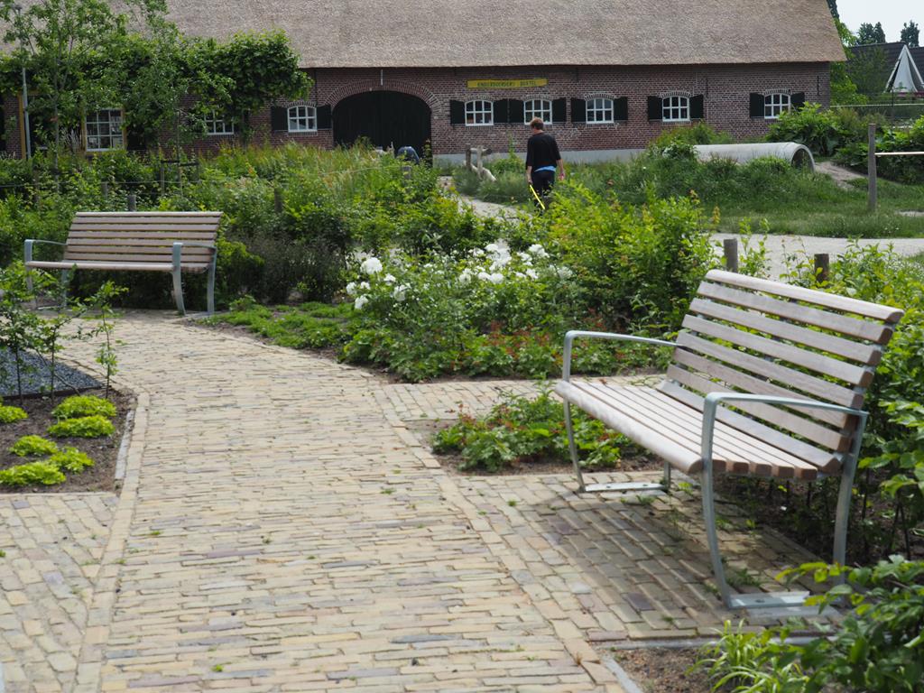 Jung und Alt zusammen auf Falco-Bänken im Generationengarten