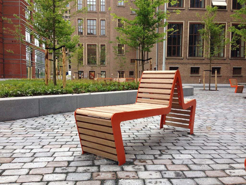 Straßenmobiliar FalcoLinea färbt den Amstel Campus Amsterdam orange
