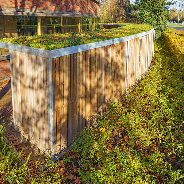 Individuell geformte Fahrradabstellanlage für ein modernes Wohngebäude