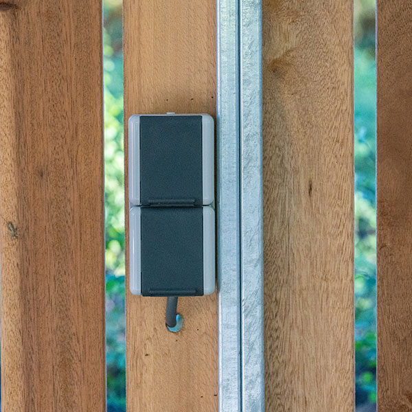 Individuell geformte Fahrradabstellanlage für ein modernes Wohngebäude