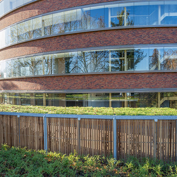 Individuell geformte Fahrradabstellanlage für ein modernes Wohngebäude