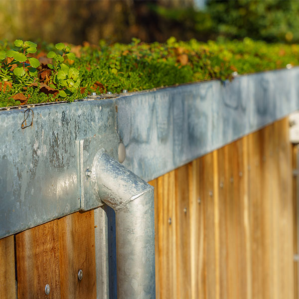 Individuell geformte Fahrradabstellanlage für ein modernes Wohngebäude