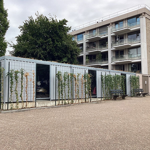 Modernes Fahrradpark- und Containerlagersystem für renovierten Apartmentkomplex in Den Bosch