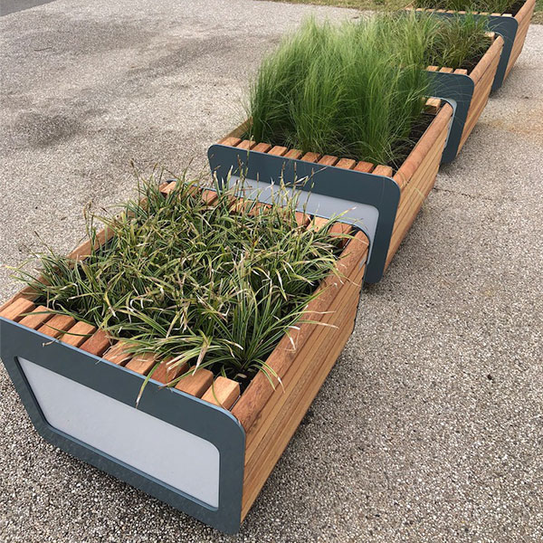 Pflanzkübel als grüne Straßenbegrenzung