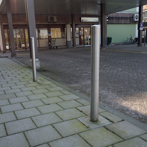 81344_Eingang_Krankenhaus_Edelstahl_Pfosten