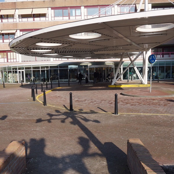 83144_Poller_Eingang_Krankenhaus