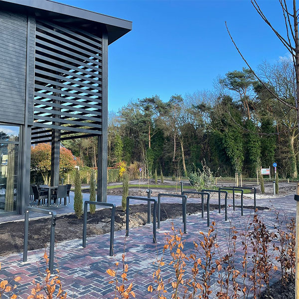 Moderne Fahrradständer mit Lademöglichkeit im Feriendorf De Zandstuve