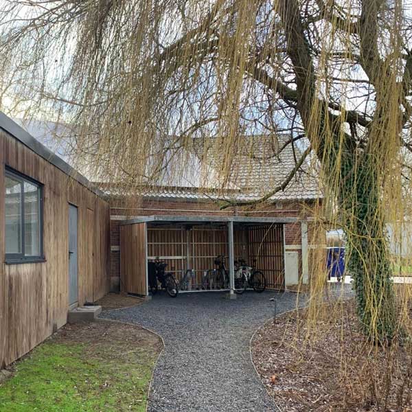 Fahrradüberdachung und Fahrradständer mit E-Ladepunkten für belgisches Unternehmen