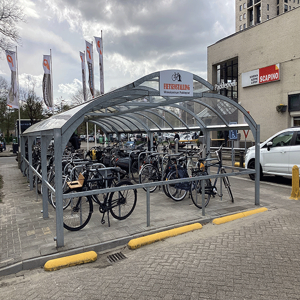 Transparentes Fahrradparken am Einkaufszentrum in Groningen