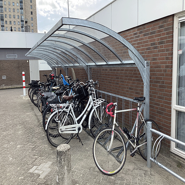 Transparentes Fahrradparken am Einkaufszentrum in Groningen