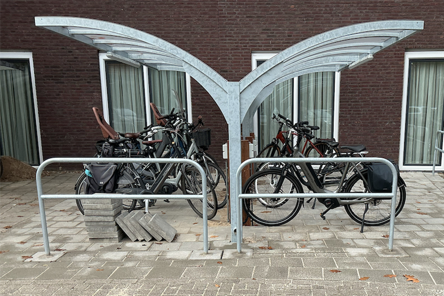 Vom Autoparkplatz zum Fahrrad-Hub: Nachhaltige Erweiterung bei Sint Maarten in Weerselo