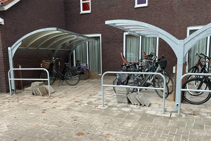 Vom Autoparkplatz zum Fahrrad-Hub: Nachhaltige Erweiterung bei Sint Maarten in Weerselo