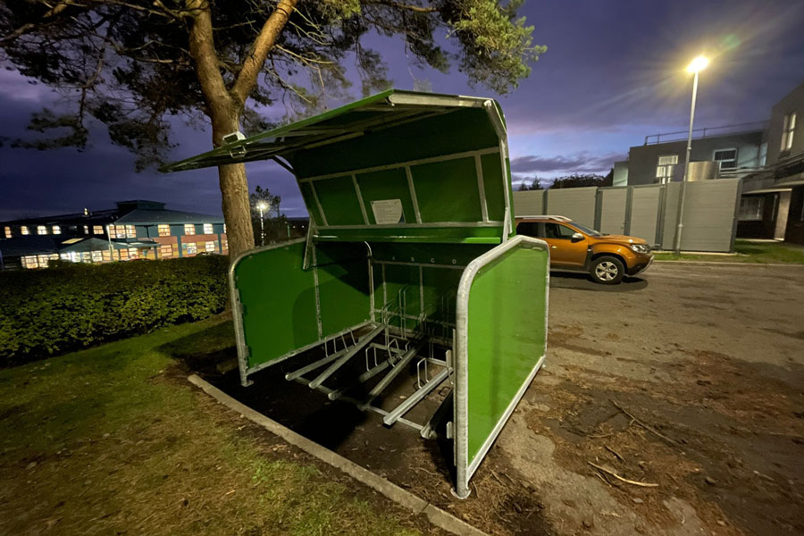 Praktisches Fahrradparken für eine moderne Gesundheitseinrichtung