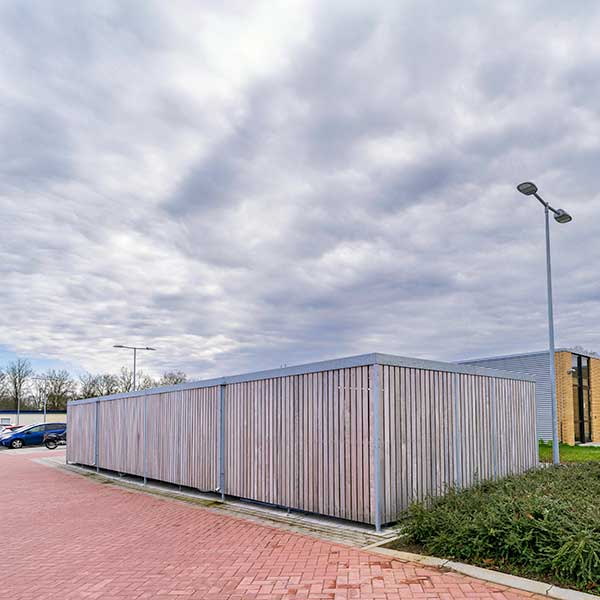 Hochwertiges Stadtmobiliar und Fahrradparksysteme für das Saxenburgh Krankenhaus in Hardenberg