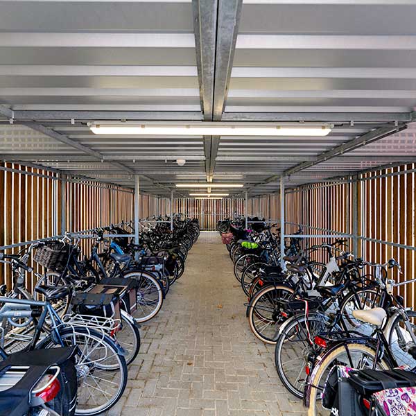 Hochwertiges Stadtmobiliar und Fahrradparksysteme für das Saxenburgh Krankenhaus in Hardenberg