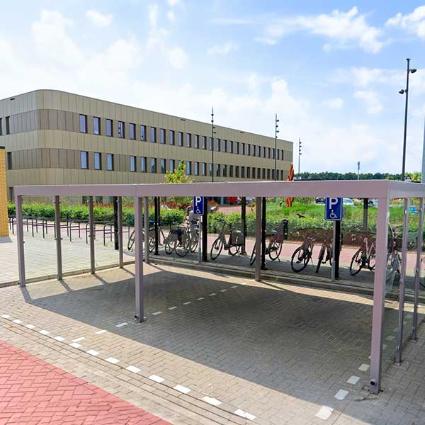 Hochwertiges Stadtmobiliar und Fahrradparksysteme für das Saxenburgh Krankenhaus in Hardenberg
