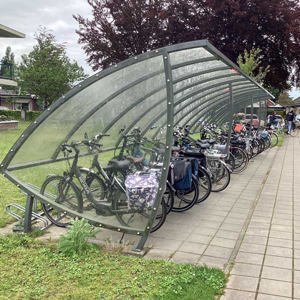 Modulare Fahrradüberdachung mit Anbauteilen erweitert