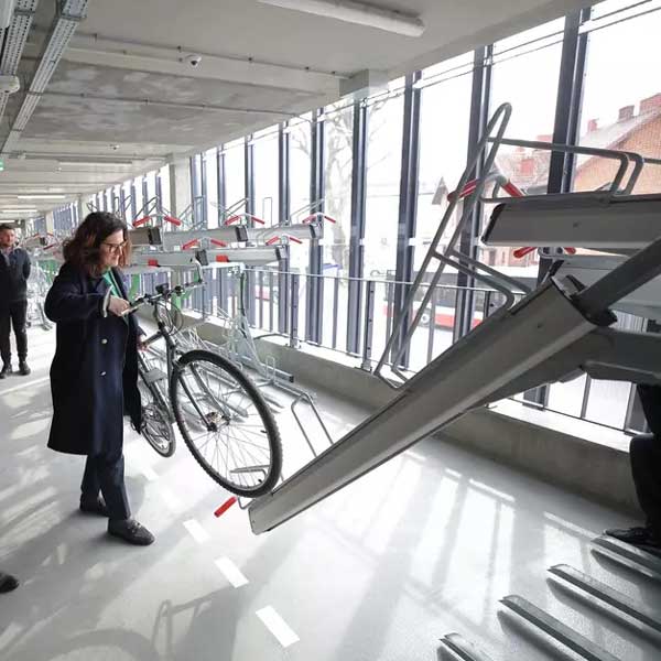Innovatives Fahrradparkprojekt in Danzig mit Falco Doppelstockparkern
