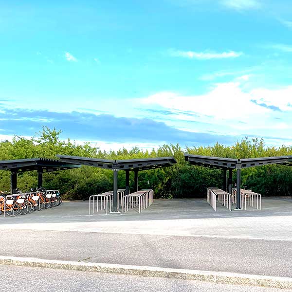 Schneebeständige Fahrradüberdachungen an finnischem Bahnhof