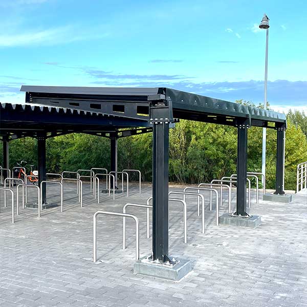 Schneebeständige Fahrradüberdachungen an finnischem Bahnhof
