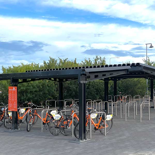 Schneebeständige Fahrradüberdachungen an finnischem Bahnhof