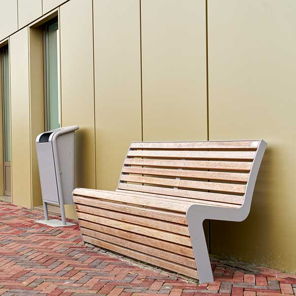 Hochwertiges Stadtmobiliar und Fahrradparksysteme für das Saxenburgh Krankenhaus in Hardenberg