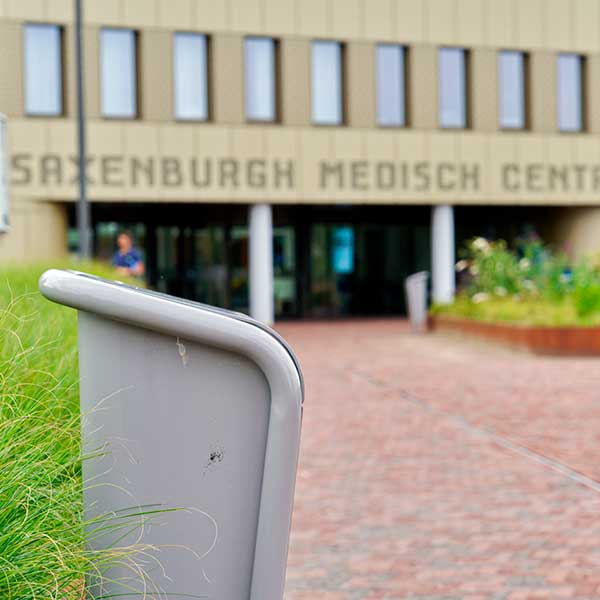 Hochwertiges Stadtmobiliar und Fahrradparksysteme für das Saxenburgh Krankenhaus in Hardenberg