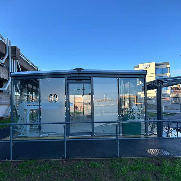 Falco U.K. installiert moderne Fahrradstation am Bahnhof Wolverhampton