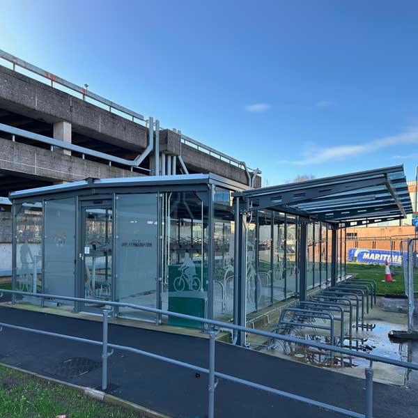 Falco U.K. installiert moderne Fahrradstation am Bahnhof Wolverhampton