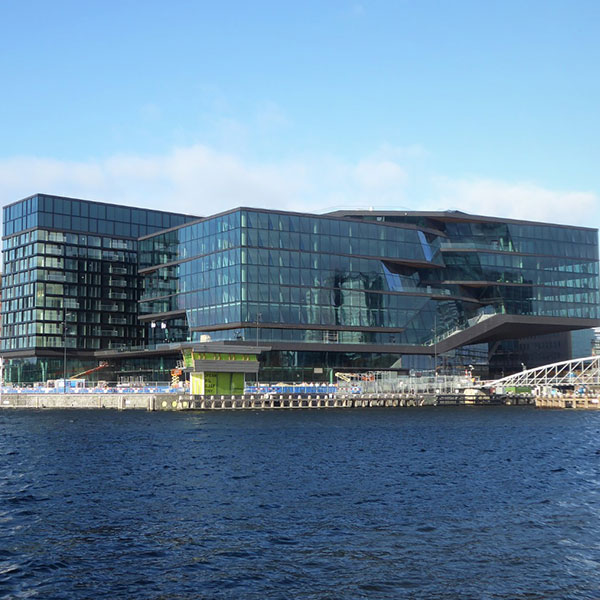 Kompaktes Fahrradparken in Amsterdam: Neuer Fahrradparkkomplex für Booking.com