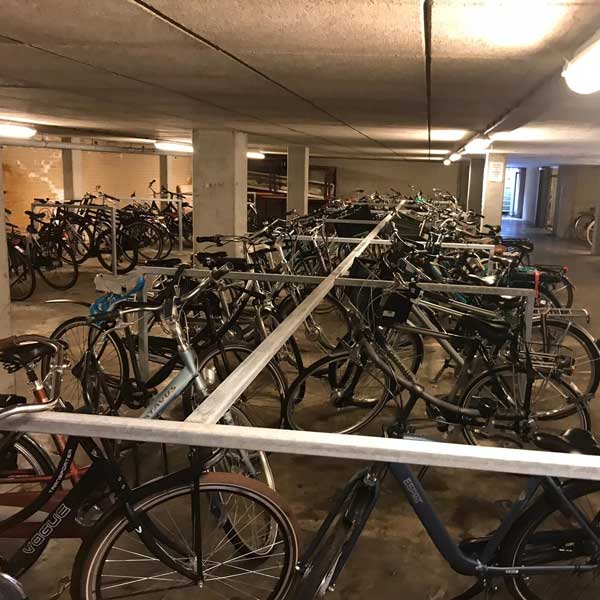 Ordnungsgemäßes Fahrradparken am Zone.college in Enschede
