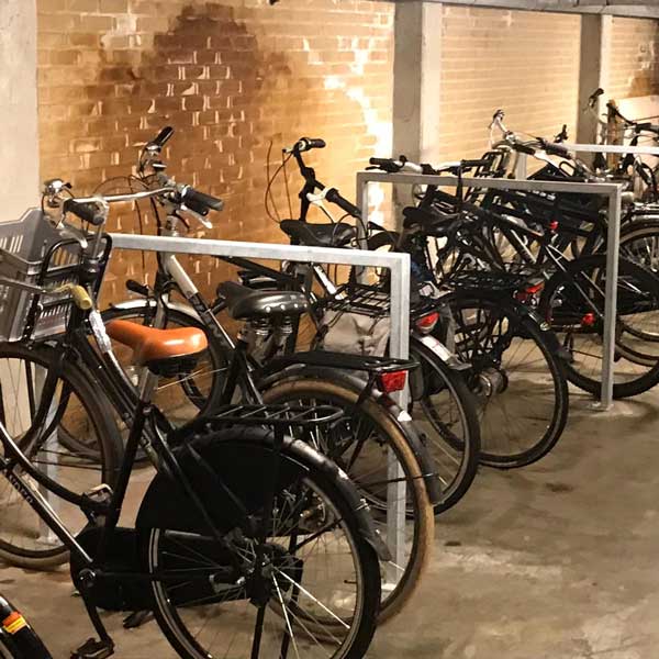 Ordnungsgemäßes Fahrradparken am Zone.college in Enschede