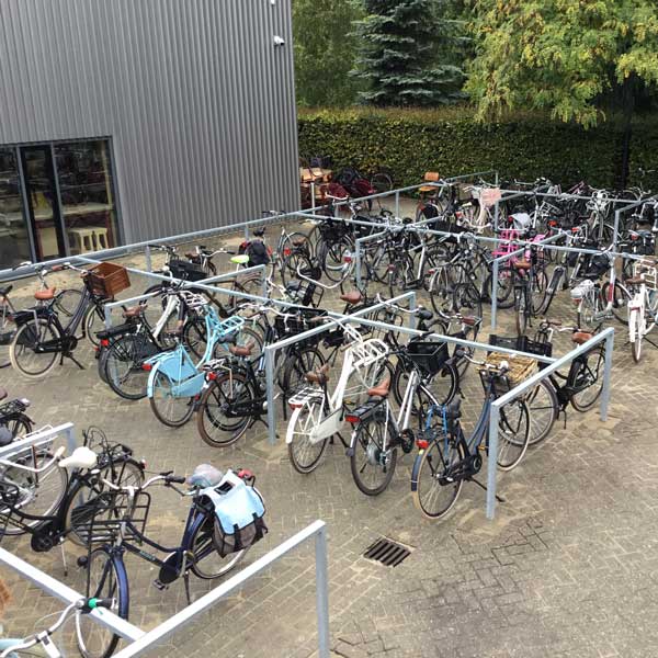 Ordnungsgemäßes Fahrradparken am Zone.college in Enschede
