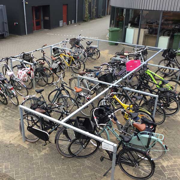 Ordnungsgemäßes Fahrradparken am Zone.college in Enschede