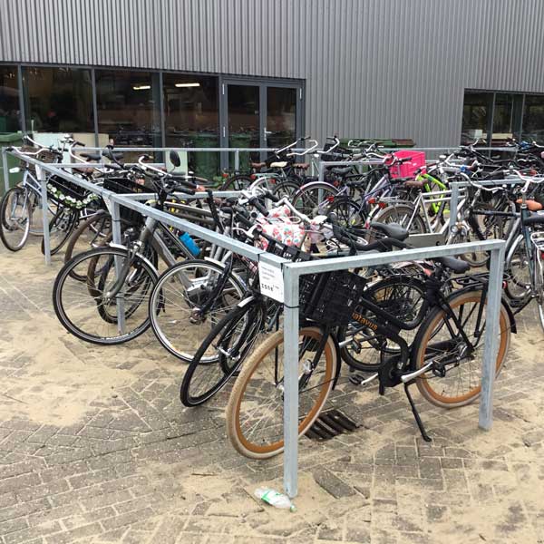 Ordnungsgemäßes Fahrradparken am Zone.college in Enschede