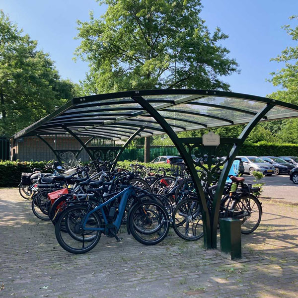 Maßgeschneiderte Fahrradüberdachung für einen märchenhaften Vergnügungspark