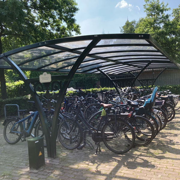 Maßgeschneiderte Fahrradüberdachung für einen märchenhaften Vergnügungspark