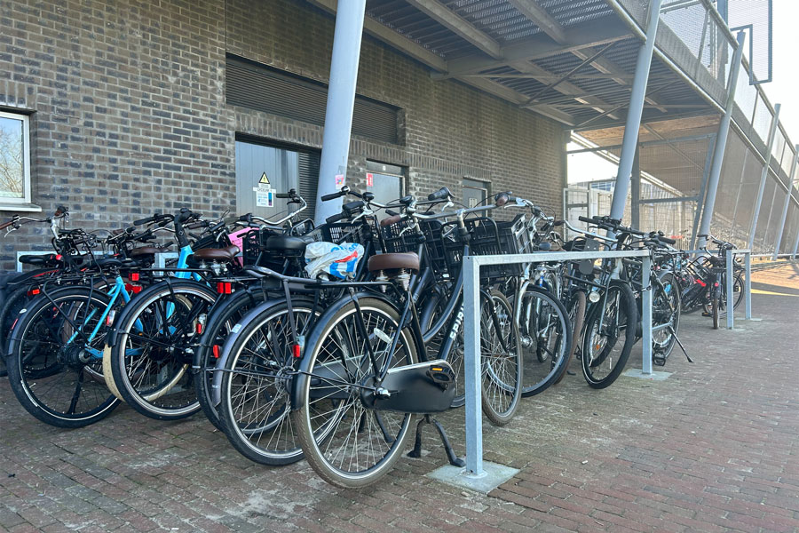 Fahrradparken und Begrünung am Haarlemmermeer Lyceum